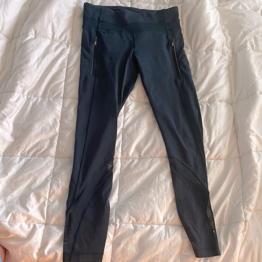 Lululemon Size 6 Cropped Leggings 3/4 length. Dark blue/Teal